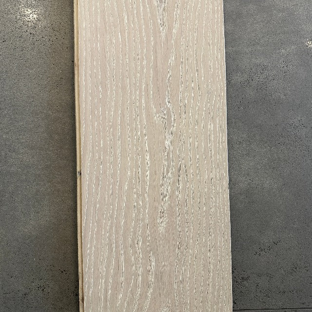 <p>5/8" x 7 1/2" x 72" Kentwood Brushed Oak Originals European Plank Glacier Bay, <span data-mce-fragment="1">&nbsp;</span><span data-mce-fragment="1">In Stock at our Edmonton location.</span></p> <p>491.52 Sq Ft. available. Sold by the box.&nbsp;</p>